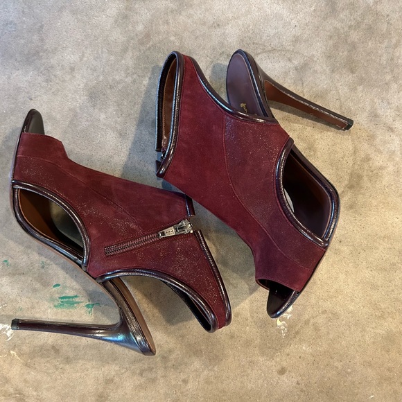 Heels - Picture 2 of 3